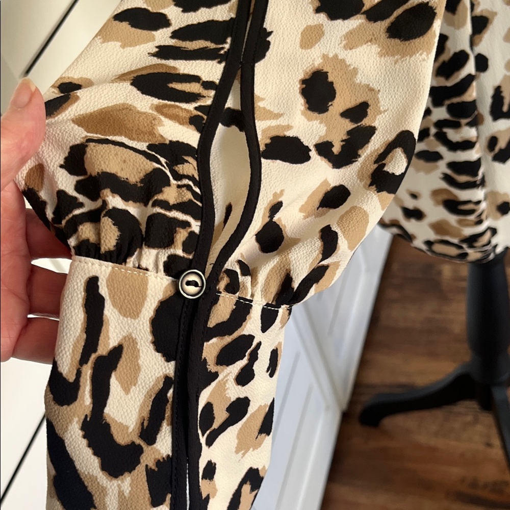 Chico’s NWOT Piped Leopard Print V-Neck Top Peek A Boo Sleeves Size 0 - Picture 4 of 10